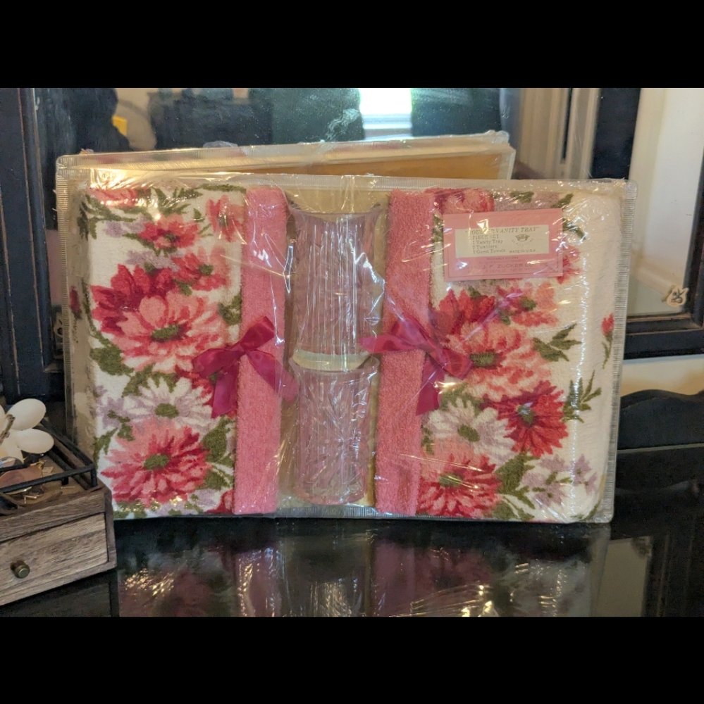Vintage Fifth Avenue Originals Boudoir Vanity 6 Piece Tray, Tumbler & Towel Set